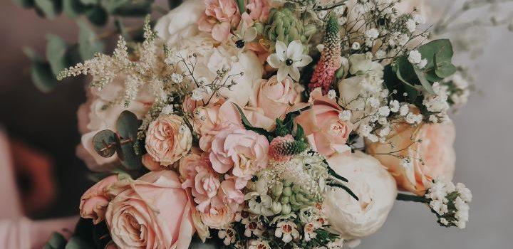 Svatební kytice růžová a bílá.